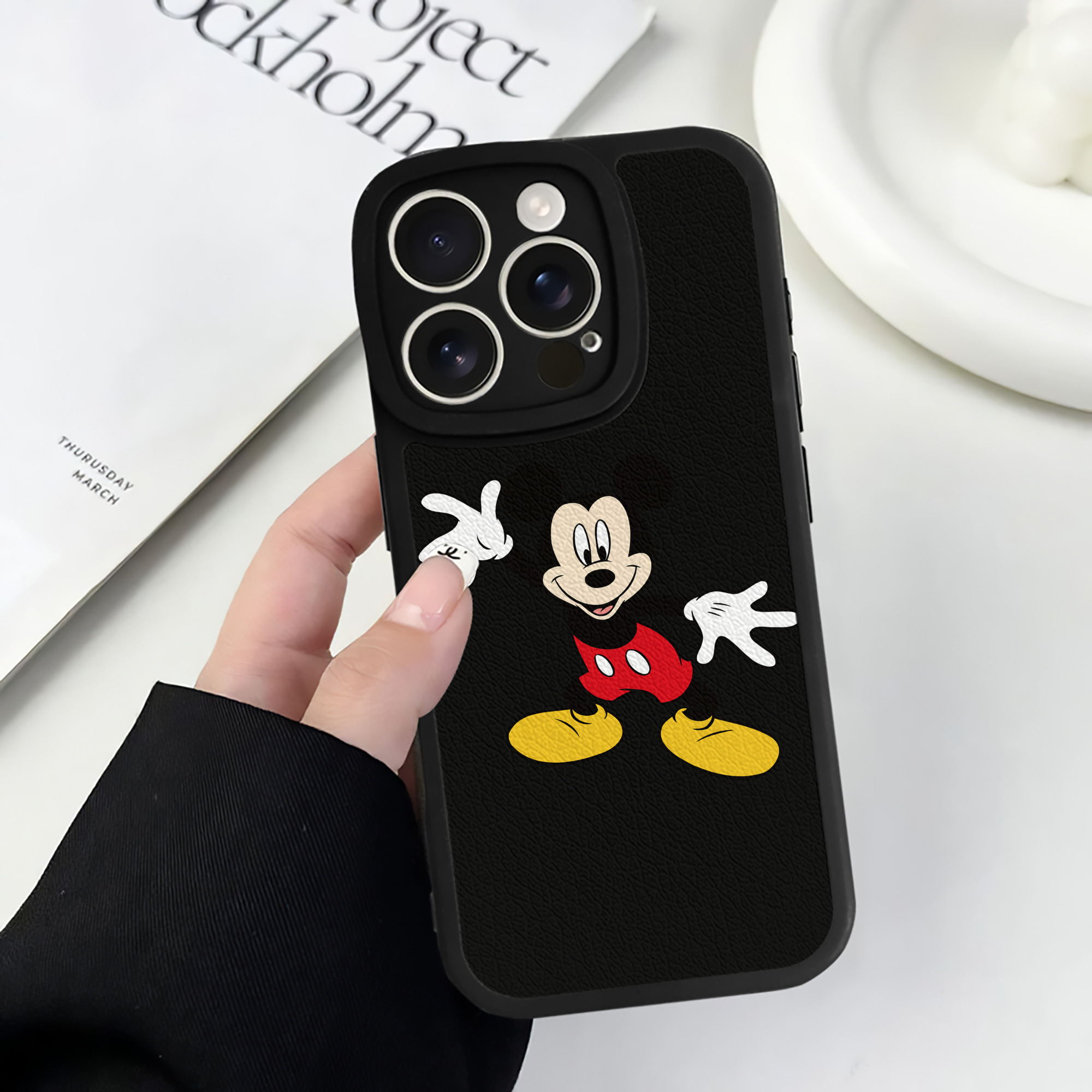 （画像用） ミッキーマウス Mickey Mouse 【iPhone 16シリーズ対応】シリコンスマホケース（レザー調） 材質：シリコン
